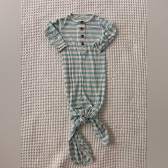 NWOT Lou Lou & Company Blue & White Stripe Newborn Bundle: Gown/Blanket/Hat/Mitt - Picture 4 of 6